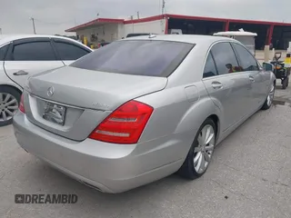 2011 Mercedes-Benz S 400 z VIN WDDNG9FB9BA384927, wystawiony jako IAAI lot #42285753 z przebiegiem 92 588 mil mil oraz . Historia ofert i sprzedaży dostępna na DreamBid. Obrazek 4.
