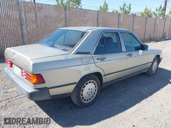 1986 Mercedes-Benz 190 E z VIN WDBDA24D0GF194753, wystawiony jako IAAI lot #42321094 z przebiegiem 135 395 mil mil oraz . Historia ofert i sprzedaży dostępna na DreamBid. Obrazek 4.
