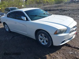 2014 Dodge Charger SXT z VIN 2C3CDXHG0EH328912, wystawiony jako IAAI lot #42505304 z przebiegiem 206 868 mil mil oraz . Historia ofert i sprzedaży dostępna na DreamBid. Obrazek 1.