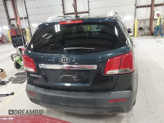 2013 Kia Sorento LX z VIN 5XYKT4A61DG371260, wystawiony jako IAAI lot #42045122 z przebiegiem 120 707 mil mil oraz . Historia ofert i sprzedaży dostępna na DreamBid. Obrazek 17.