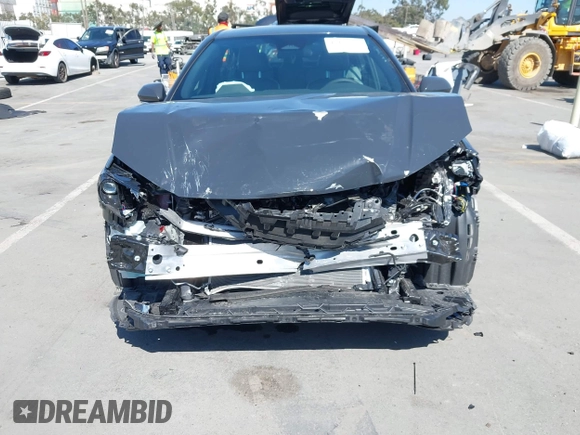 2025 Toyota Camry LE z VIN 4T1DAACK8SU570482, wystawiony jako IAAI lot #42152727 z przebiegiem 4 625 mil mil oraz . Historia ofert i sprzedaży dostępna na DreamBid. Obrazek 6.