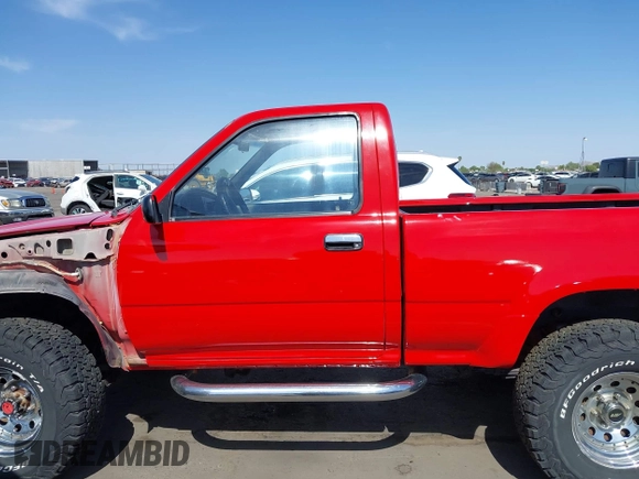 1990 Toyota Pickup DX z VIN JT4RN01P7L7019709, wystawiony jako IAAI lot #42448995 z przebiegiem 144 469 mil mil oraz . Historia ofert i sprzedaży dostępna na DreamBid. Obrazek 15.