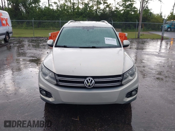2013 Volkswagen Tiguan SE z VIN WVGAV7AX2DW532486, wystawiony jako IAAI lot #42813235 z przebiegiem 164 321 mil mil oraz . Historia ofert i sprzedaży dostępna na DreamBid. Obrazek 12.