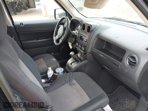 2011 Jeep Patriot Latitude z VIN 1J4NF1GB7BD164840, wystawiony jako IAAI lot #42355737 z przebiegiem 128 335 mil mil oraz . Historia ofert i sprzedaży dostępna na DreamBid. Obrazek 5.