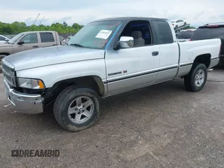 1996 Dodge 1500 z VIN 3B7HC13Y6TG180182, wystawiony jako IAAI lot #42443453 z przebiegiem 224 613 mil mil oraz . Historia ofert i sprzedaży dostępna na DreamBid. Obrazek 2.