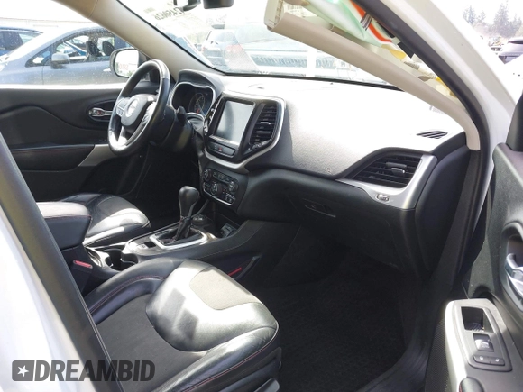 2018 Jeep Cherokee Trailhawk z VIN 1C4PJMBX3JD533323, wystawiony jako IAAI lot #42450626 z przebiegiem 123 174 mil mil oraz . Historia ofert i sprzedaży dostępna na DreamBid. Obrazek 5.