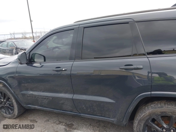 2018 Jeep Grand Cherokee Laredo E with VIN 1C4RJFAG0JC267822, listed as a IAAI auction lot 40876905 with 136,491 mi miles. Bid and sale history available at carsss.com. Image 13.