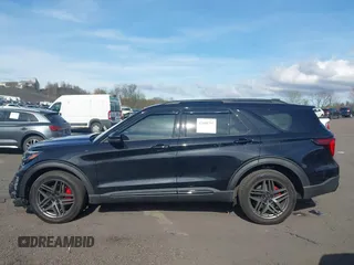 2025 Ford Explorer ST-Line z VIN 1FMUK8KH7SGA60005, wystawiony jako IAAI lot #42098791 z przebiegiem 1 830 mil mil oraz . Historia ofert i sprzedaży dostępna na DreamBid. Obrazek 14.