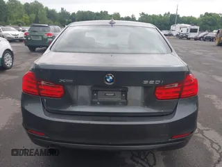 2015 BMW 3 Series 320i xDrive z VIN WBA3C3C56FK200968, wystawiony jako IAAI lot #42597719 z przebiegiem 160 922 mil mil oraz . Historia ofert i sprzedaży dostępna na DreamBid. Obrazek 16.
