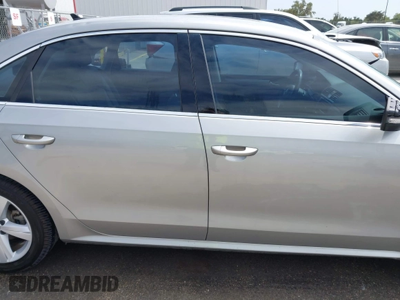 2014 Volkswagen Passat S z VIN 1VWAT7A33EC038497, wystawiony jako IAAI lot #41922616 z przebiegiem 110 509 mil mil oraz . Historia ofert i sprzedaży dostępna na DreamBid. Obrazek 13.