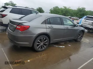 2012 Chrysler 200 Touring z VIN 1C3CCBBG3CN296962, wystawiony jako Copart lot #57275335 z przebiegiem 151 466 mil mil oraz Szkoda całkowita • Salvage title. Historia ofert i sprzedaży dostępna na DreamBid. Obrazek 3.