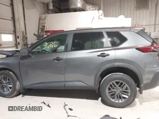 2022 Nissan Rogue S z VIN 5N1BT3AB8NC724554, wystawiony jako IAAI lot #41973586 z przebiegiem Nie podano mil oraz . Historia ofert i sprzedaży dostępna na DreamBid. Obrazek 15.