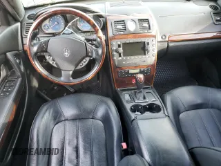 2009 Maserati Quattroporte z VIN ZAMJK39A290046644, wystawiony jako Copart lot #77969144 z przebiegiem 87 355 mil mil oraz Czysty tytuł • Clean title. Historia ofert i sprzedaży dostępna na DreamBid. Obrazek 8.