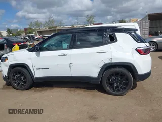 2022 Jeep Compass Latitude z VIN 3C4NJCBB6NT213502, wystawiony jako IAAI lot #41949094 z przebiegiem 11 090 mil mil oraz . Historia ofert i sprzedaży dostępna na DreamBid. Obrazek 14.