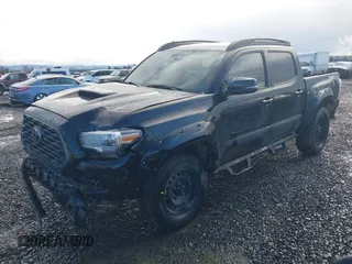 2020 Toyota Tacoma SR5 z VIN 5TFCZ5AN9LX216032, wystawiony jako IAAI lot #41448197 z przebiegiem 128 581 mil mil oraz . Historia ofert i sprzedaży dostępna na DreamBid. Obrazek 2.