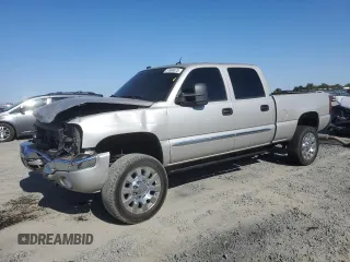 2005 GMC Sierra 2500HD SLE z VIN 1GTHK23205F973907, wystawiony jako Copart lot #57699575 z przebiegiem 229 412 mil mil oraz Szkoda całkowita • Salvage title. Historia ofert i sprzedaży dostępna na DreamBid. Obrazek 1.
