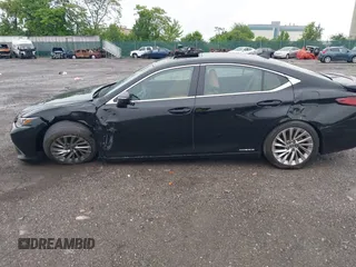 2022 Lexus ES 300h Luxury z VIN 58AEA1C19NU025142, wystawiony jako IAAI lot #42274877 z przebiegiem 33 645 mil mil oraz . Historia ofert i sprzedaży dostępna na DreamBid. Obrazek 13.