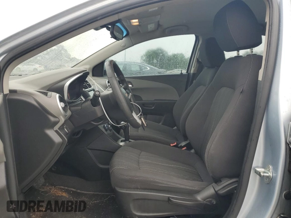 2017 Chevrolet Sonic LT z VIN 1G1JD5SH2H4130240, wystawiony jako Copart lot #56148715 z przebiegiem 140 819 mil mil oraz Czysty tytuł • Clean title. Historia ofert i sprzedaży dostępna na DreamBid. Obrazek 7.