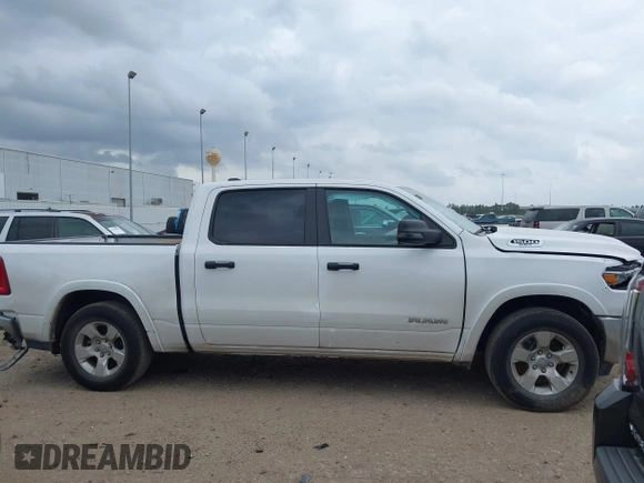 2025 Ram 1500 Big Horn z VIN 1C6SRFFPXSN581512, wystawiony jako IAAI lot #42158063 z przebiegiem 35 469 mil mil oraz . Historia ofert i sprzedaży dostępna na DreamBid. Obrazek 13.