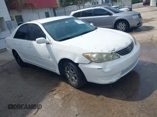 2005 Toyota Camry LE z VIN 4T1BF32K15U096143, wystawiony jako IAAI lot #42208576 z przebiegiem 392 376 mil mil oraz . Historia ofert i sprzedaży dostępna na DreamBid. Obrazek 1.