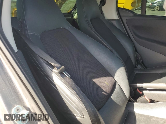 2014 Smart fortwo Passion z VIN WMEEJ9AA4EK787658, wystawiony jako Copart lot #63438465 z przebiegiem Nie podano mil oraz Czysty tytuł • Clean title. Historia ofert i sprzedaży dostępna na DreamBid. Obrazek 10.