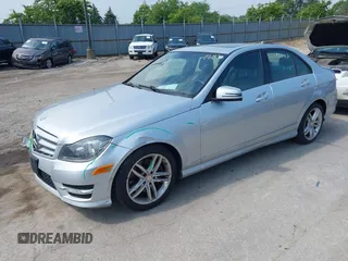 2013 Mercedes-Benz C 300 Sport z VIN WDDGF8AB1DR292986, wystawiony jako IAAI lot #42430247 z przebiegiem 105 105 mil mil oraz . Historia ofert i sprzedaży dostępna na DreamBid. Obrazek 17.