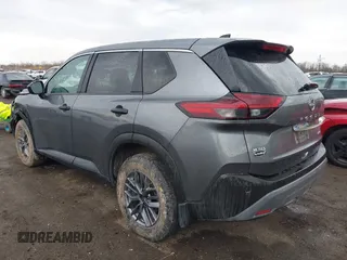 2023 Nissan Rogue S z VIN 5N1BT3AB5PC802677, wystawiony jako IAAI lot #41897255 z przebiegiem 62 794 mil mil oraz . Historia ofert i sprzedaży dostępna na DreamBid. Obrazek 3.