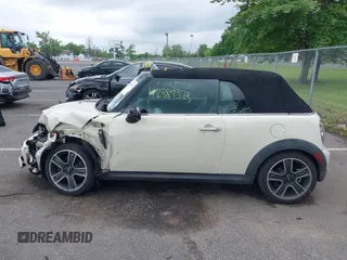 2011 MINI Convertible S с VIN WMWZP3C57BTX82937, выставлен на аукционе IAAI как лот 42389373 с пробегом 60 651 миль миль и . История ставок и продаж доступна на DreamBid. Изображение 14.