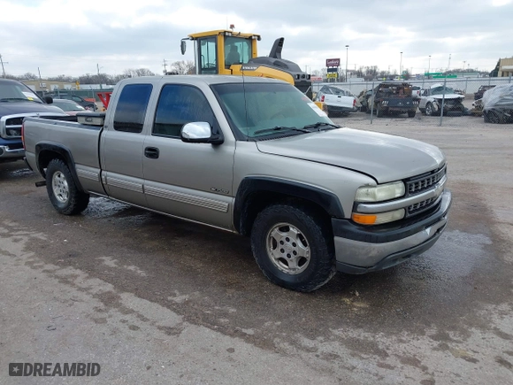 2000 Chevrolet Silverado 1500 LS with VIN 2GCEC19TXY1155977, listed as a IAAI auction lot 41158102 with 235,018 mi miles. Bid and sale history available at carsss.com. Image 1.