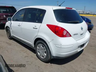 2012 Nissan Versa S z VIN 3N1BC1CP5CK239249, wystawiony jako IAAI lot #42193075 z przebiegiem 138 025 mil mil oraz . Historia ofert i sprzedaży dostępna na DreamBid. Obrazek 3.