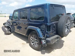 2025 Jeep Wrangler Sahara z VIN 1C4PJXEN9SW529245, wystawiony jako IAAI lot #42446327 z przebiegiem 8 058 mil mil oraz . Historia ofert i sprzedaży dostępna na DreamBid. Obrazek 3.