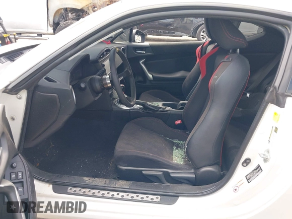 2017 Toyota 86 z VIN JF1ZNAA12H9701111, wystawiony jako IAAI lot #42016381 z przebiegiem 58 948 mil mil oraz . Historia ofert i sprzedaży dostępna na DreamBid. Obrazek 5.