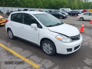 2012 Nissan Versa S z VIN 3N1BC1CP2CK299490, wystawiony jako IAAI lot #42259931 z przebiegiem 200 613 mil mil oraz . Historia ofert i sprzedaży dostępna na DreamBid. Obrazek 1.