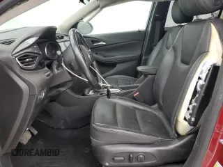 2021 Buick Encore GX Essence z VIN KL4MMGSL0MB037639, wystawiony jako Copart lot #41734685 z przebiegiem 36 789 mil mil oraz Czysty tytuł • Clean title. Historia ofert i sprzedaży dostępna na DreamBid. Obrazek 7.