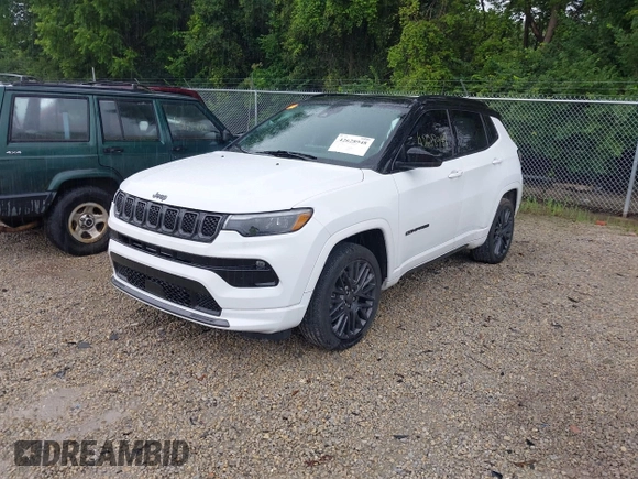 2023 Jeep Compass (RED) Edition z VIN 3C4NJDCN0PT524005, wystawiony jako IAAI lot #42628948 z przebiegiem 34 737 mil mil oraz . Historia ofert i sprzedaży dostępna na DreamBid. Obrazek 18.