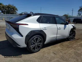 2023 Toyota bZ4X XLE z VIN JTMABACAXPA023864, wystawiony jako Copart lot #60647154 z przebiegiem 6 588 mil mil oraz Szkoda całkowita • Salvage title. Historia ofert i sprzedaży dostępna na DreamBid. Obrazek 3.