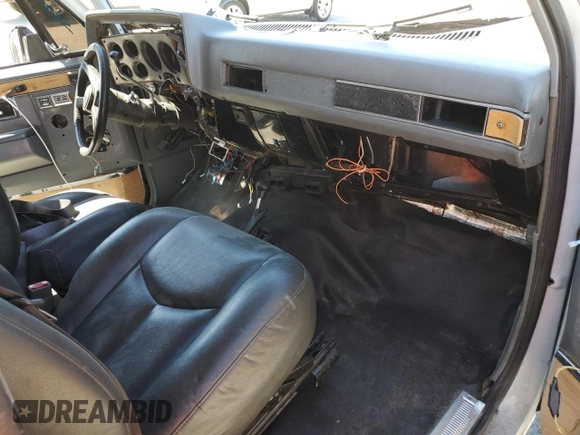 1990 GMC Jimmy z VIN 1GKEV18K4LF509467, wystawiony jako Copart lot #52405495 z przebiegiem 409 007 mil mil oraz Nie do naprawy • Non repairable. Historia ofert i sprzedaży dostępna na DreamBid. Obrazek 8.