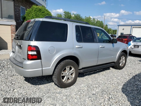 2010 Ford Explorer XLT z VIN 1FMEU7DE2AUA82828, wystawiony jako Copart lot #60664435 z przebiegiem 118 715 mil mil oraz Czysty tytuł • Clean title. Historia ofert i sprzedaży dostępna na DreamBid. Obrazek 3.