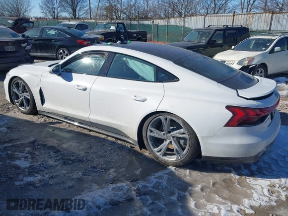 2024 Audi e-tron GT Premium Plus z VIN WAUFJBFW6R7004635, wystawiony jako IAAI lot #41409251 z przebiegiem 7718 mil mil oraz . Historia ofert i sprzedaży dostępna na DreamBid. Obrazek 3.