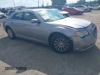 2014 Chrysler 300 z VIN 2C3CCAAG3EH380058, wystawiony jako IAAI lot #42220051 z przebiegiem 116 263 mil mil oraz . Historia ofert i sprzedaży dostępna na DreamBid. Obrazek 1.
