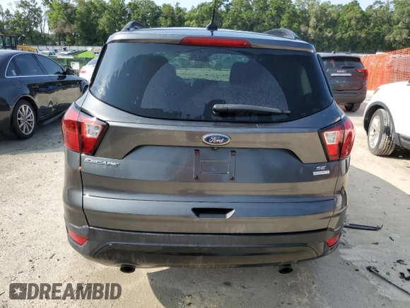 2019 Ford Escape SE z VIN 1FMCU0GD9KUA52728, wystawiony jako Copart lot #58410975 z przebiegiem 109 483 mil mil oraz Czysty tytuł • Clean title. Historia ofert i sprzedaży dostępna na DreamBid. Obrazek 6.