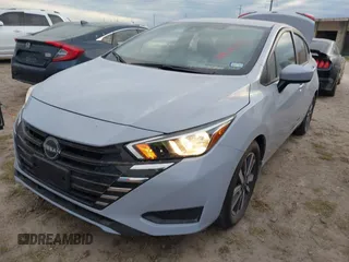 2024 Nissan Versa SV z VIN 3N1CN8EV1RL852359, wystawiony jako IAAI lot #41964102 z przebiegiem 17 837 mil mil oraz . Historia ofert i sprzedaży dostępna na DreamBid. Obrazek 6.
