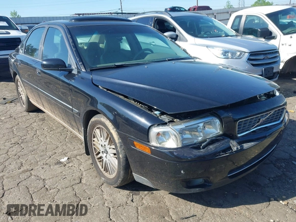 2005 Volvo S80 with VIN YV1TS592451405900, listed as a IAAI auction lot 41977975 with 133,169 mi miles. Bid and sale history available at carsss.com. Image 1.