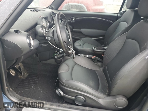 2011 MINI Convertible S z VIN WMWZP3C52BTX84305, wystawiony jako Copart lot #59586995 z przebiegiem 36 217 mil mil oraz Szkoda całkowita • Salvage title. Historia ofert i sprzedaży dostępna na DreamBid. Obrazek 7.