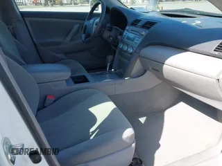 2007 Toyota Camry CE z VIN 4T1BE46K07U622980, wystawiony jako IAAI lot #42001498 z przebiegiem 100 360 mil mil oraz . Historia ofert i sprzedaży dostępna na DreamBid. Obrazek 5.