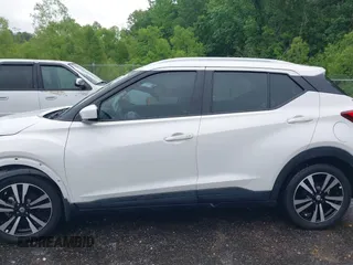2020 Nissan Kicks SV z VIN 3N1CP5CV6LL479855, wystawiony jako IAAI lot #42112672 z przebiegiem 32 917 mil mil oraz . Historia ofert i sprzedaży dostępna na DreamBid. Obrazek 15.