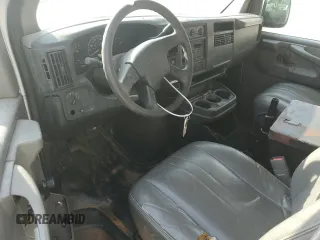 2006 Chevrolet Express Cargo z VIN 1GCGG25V461187613, wystawiony jako Copart lot #52344335 z przebiegiem Nie podano mil oraz Szkoda całkowita • Salvage title. Historia ofert i sprzedaży dostępna na DreamBid. Obrazek 8.