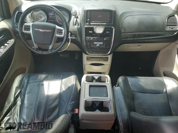 2011 Chrysler Town & Country Touring L z VIN 2A4RR8DG7BR783713, wystawiony jako Copart lot #57297455 z przebiegiem 148 455 mil mil oraz Szkoda całkowita • Salvage title. Historia ofert i sprzedaży dostępna na DreamBid. Obrazek 8.