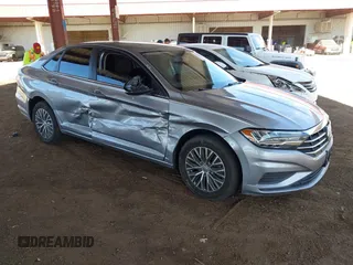 2020 Volkswagen Jetta S z VIN 3VWC57BU6LM102957, wystawiony jako IAAI lot #42170386 z przebiegiem 85 684 mil mil oraz . Historia ofert i sprzedaży dostępna na DreamBid. Obrazek 1.