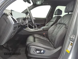 2024 BMW X5 sDrive40i z VIN 5UX13EU07R9U53817, wystawiony jako Copart lot #55535065 z przebiegiem 30 806 mil mil oraz Czysty tytuł • Clean title. Historia ofert i sprzedaży dostępna na DreamBid. Obrazek 7.